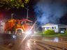 URGENTE: Homem é encontrado morto dentro de residência em chamas