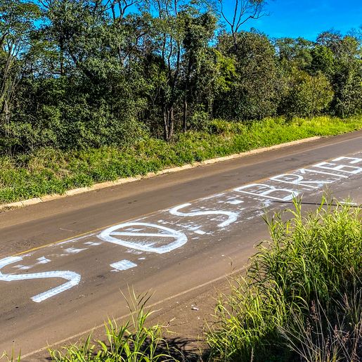 VÍDEO: moradores pintam pedido de socorro na pista da BR-163