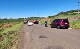 Três pessoas ficam feridas em colisão seguida de capotamento na BR-163