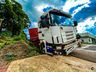 VÍDEO: Caminhão do Paraguai cai em sarjeta para evitar colisão traseira
