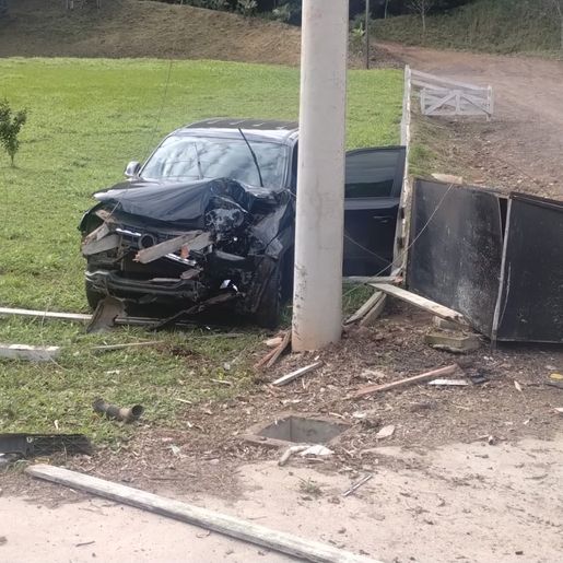 Motorista sai ileso de colisão em poste na SC-163 em Itapiranga