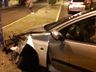 Colisão com poste deixa mulher ferida no centro 