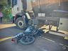Motociclista fica ferido ao colidir contra caminhão leiteiro na BR 282, em Paraíso