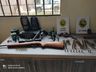 PM cumpre mandado de prisão e apreende armas de fogo