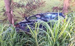 Carro sai da pista e cai em barranco na Willy Barth