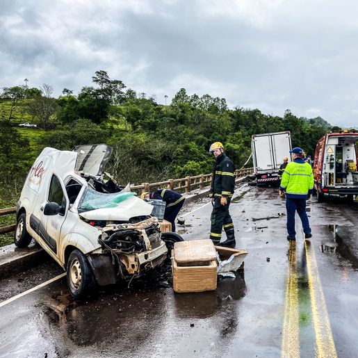 GRAVE: Caminhão, carro e utilitário batem de frente e um dos veículos cai da ponte, uma pessoa morre
