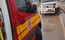 Colisão entre dois caminhões bloqueia trecho da BR-163 em SJCedro