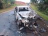 Veículo pega fogo ao colidir contra caminhonete e três pessoas ficam feridas no PR