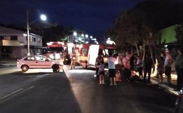 Motociclista sofre ferimentos leves em acidente contra carro