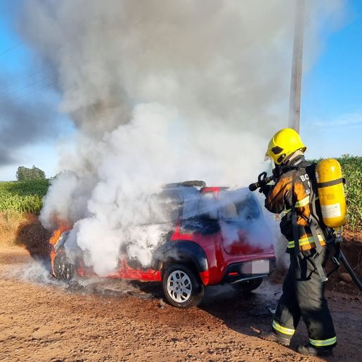 Carro é destruído por incêndio no interior de Tunápolis