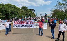 Produtores de leite fazem protesto e fecham fronteira com a Argentina