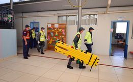 Escolas passam por simulação com bombeiros de evacuação emergencial 