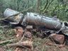 Caminhão sem freio desce ribanceira e quase cai em rio em Tunápolis