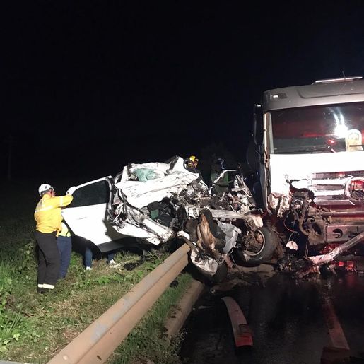 Três morrem em colisão na SC-157