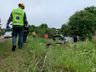 VÍDEO: Motorista sai da pista e colide em árvore após desviar de buraco na BR-163