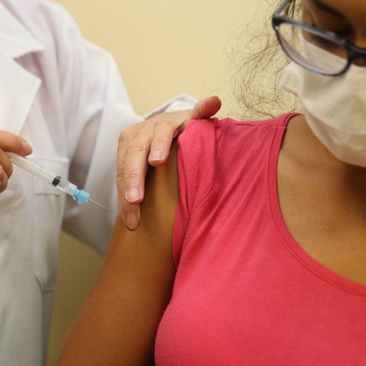 SC tem três cidades com mais de 90% da população vacinada com a 1ª dose