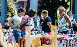 Feira Regional de Artesanato movimenta praça em São Miguel do Oeste
