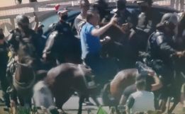 Bolsonaro anda a cavalo para cumprimentar apoiadores em Brasília