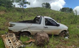 Saída de pista seguida de capotamento deixa feridos na SC-305 