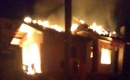 Casa é destruída por incêndio em Anchieta