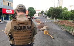 VÍDEO: Caminhão destrói rotatória e condutor foge do local 