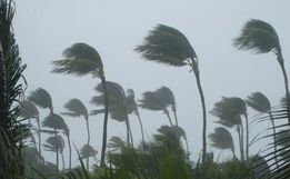 Ciclone “raro” deixa SC em alerta para fortes chuvas, raios e ventos