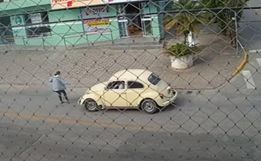 VÍDEO: Motorista de Fusca atropela mulher e vítima é arremessada