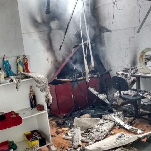 Bíblia resiste a incêndio que destruiu centro comercial em SC