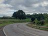 Carreta carregada com cereais tomba na SC-163, entre Descanso e Iporã do Oeste