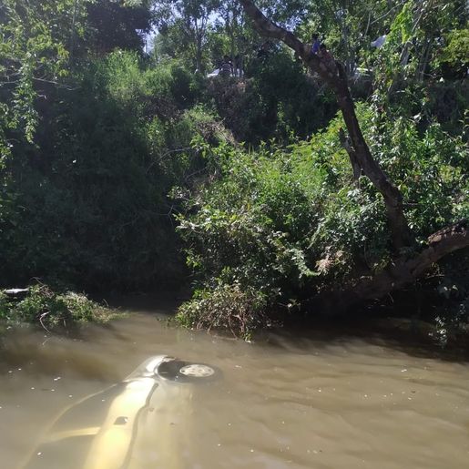 Veículo com três pessoas cai no Rio Uruguai