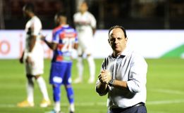 Rogério Ceni chega ao Rio para assinar com o Flamengo