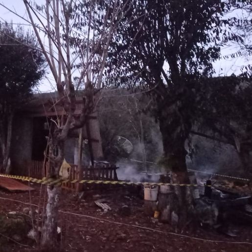 Casa é totalmente consumida em incêndio no interior de Campo Erê