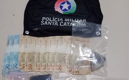 “Mula” é flagrada com cocaína no momento em que desembarcou de ônibus em SMOeste