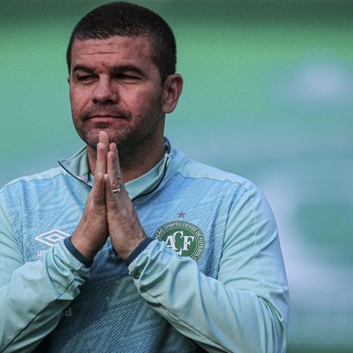 Chapecoense anuncia a saída do técnico Umberto Louzer