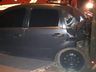 Motorista fica ferida ao colidir carro em poste 