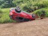Carro capota ao sair da pista no interior de Itapiranga