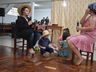 Chegada do Papai Noel acontece em Anchieta com entrega de doces para as crianças 