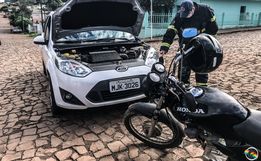 Colisão entre carro e moto deixa homem ferido em SMO