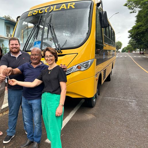 Iporã do Oeste adquire novo ônibus para transporte escolar