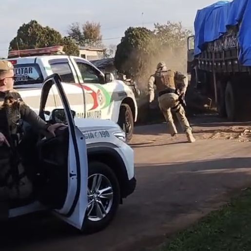 Motorista atravessa fronteira, foge da PM e abandona caminhão após acidente em Dionísio 