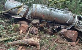Caminhão sem freio desce ribanceira e quase cai em rio em Tunápolis