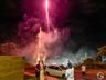 Queima de fogos reúne famílias e marca chegada de 2023 em SMOeste