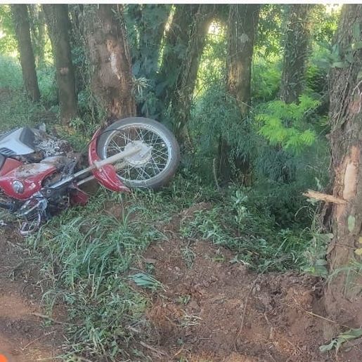 Motociclista morre após colidir em árvore na SC-163 em Iporã do Oeste