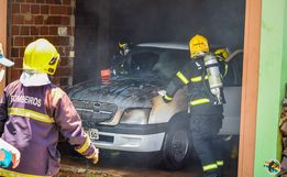 Fotos; Incêndio consome camionete em garagem de edifício em SMOeste