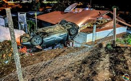 VÍDEO: condutor recusa bafômetro após capotar carro e invadir residência