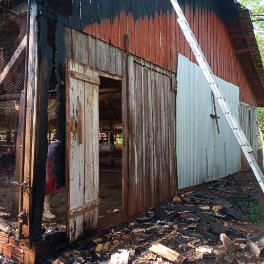 Incêndio atinge aviário no interior de Descanso