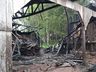 Bombeiros combatem incêndio em galpão no interior de Tunápolis