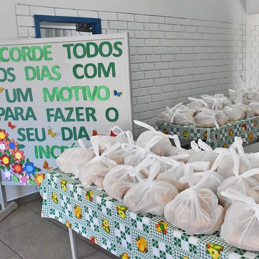 Famílias em situação de vulnerabilidade social recebem doação de pães