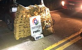 Ação termina com quatro presos, recuperação de dois carros e apreensão de 600 kg de maconha 