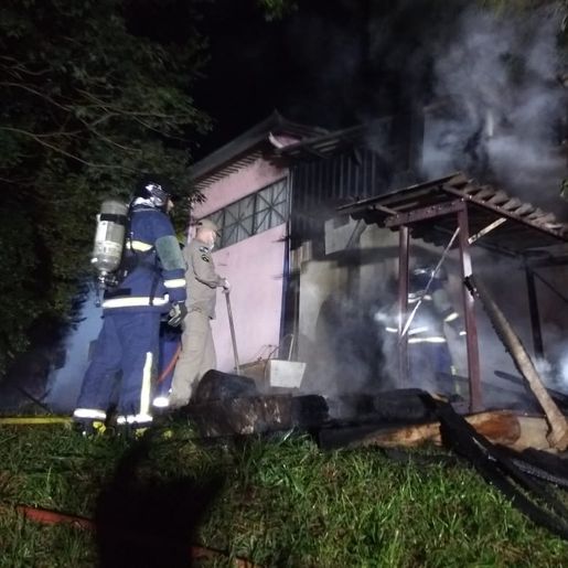 Incêndio atinge barracão da APAE em Francisco Beltrão